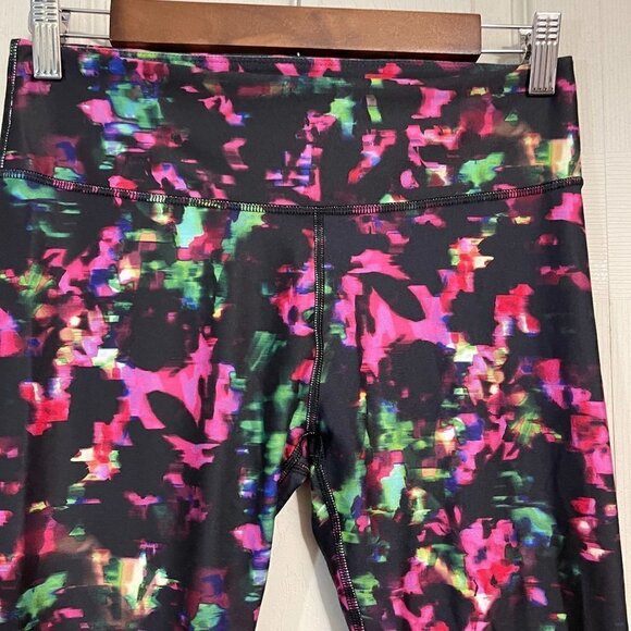 Fabletics Women's EUC Mid Rise Salar Capri Black Chroma Colorful Leggings Small - Picture 4 of 6